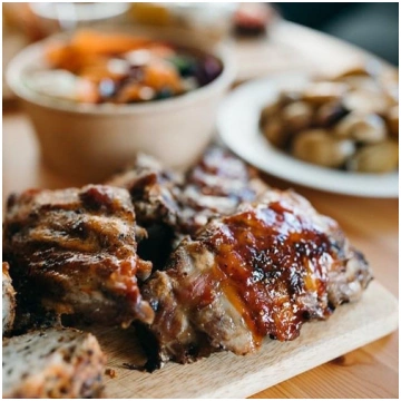Īpašais Svētku galds ar BBQ mērcē glazētām cūkgaļa