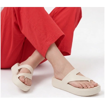 Getaway Platform Toe Loop - gomma beige Crocs
