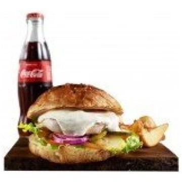 "Chicken" burger ar kartupeļu daiviņām un dzērienu
