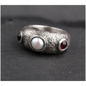 Ring with garnets and pearl - US 8 (18.2)