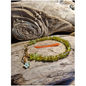 Peridota aproce Mana puķīte Izmērs 18 cm + ķēdīte 