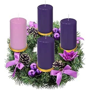 Violeta loku Adventes vainaga gredzena sveču turēt