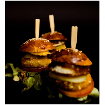 Burgers ar ceptu sieru,paipalas olu, karamelizētie