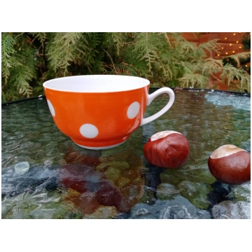 Tase sarkana ar baltu dekolu "polka dot", tējas se