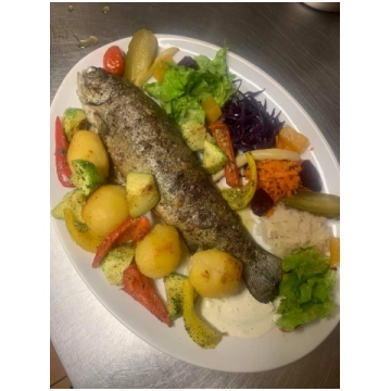 Cepeškrāsnī grillēta varavīksnes forele