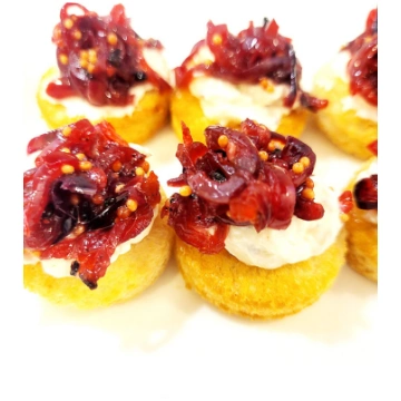 KARAMELIZĒTU SĪPOLU UN PUTOTA KREMSIERA CROSTINI