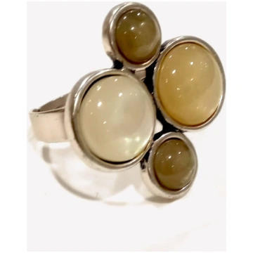 Anello con castoni cabochon beige e marrone