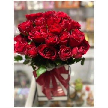 35 sarkanas rozes cepuru kastē