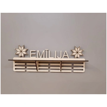 Personalizēts medaļu stends ar plauktu ar Ausekļa 