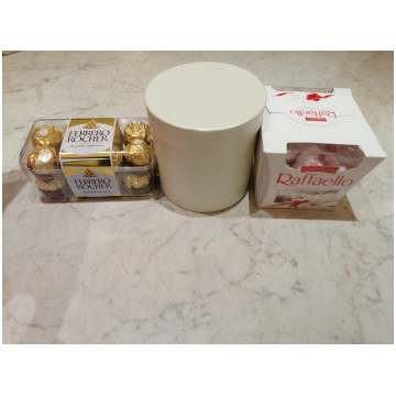 Raffaello un Ferrero Rocher konfektes mazā dāvanu 