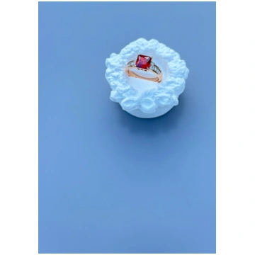 Gredzens ar lielu, mirdzošu cirkonu "Ruby"